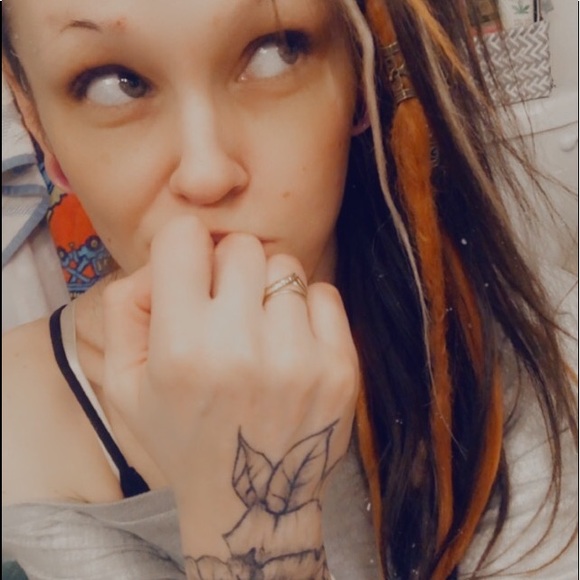 Meet your Posher, Caitlin - Picture 5 of 9